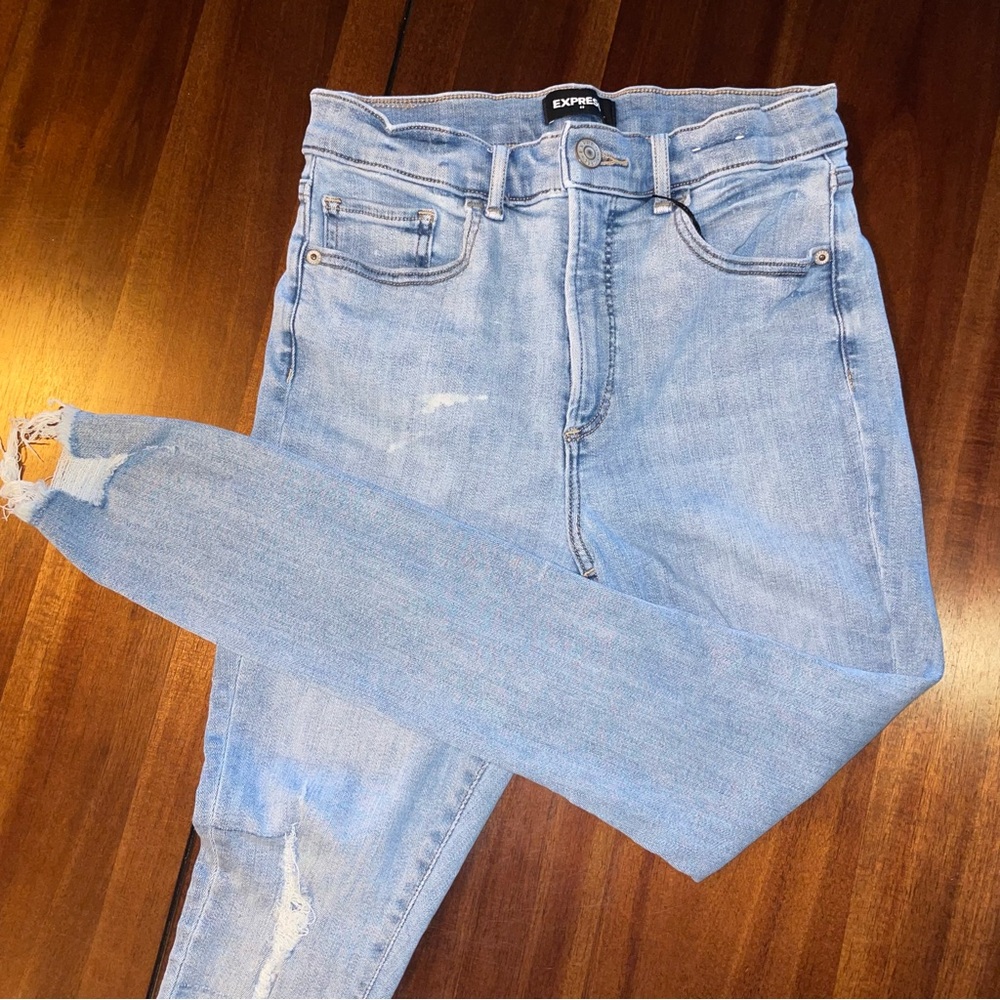 Express Women’s Distressed Jeans!